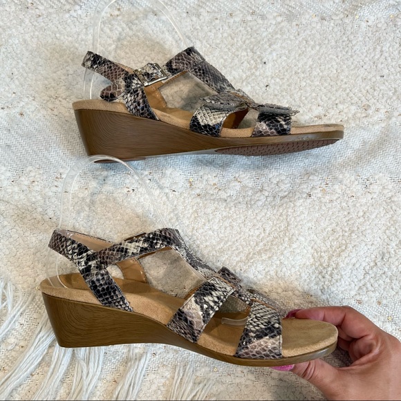 VIONIC Glenda black/brown/beige snake print sandals. Reposhed but never worn . - Picture 3 of 8